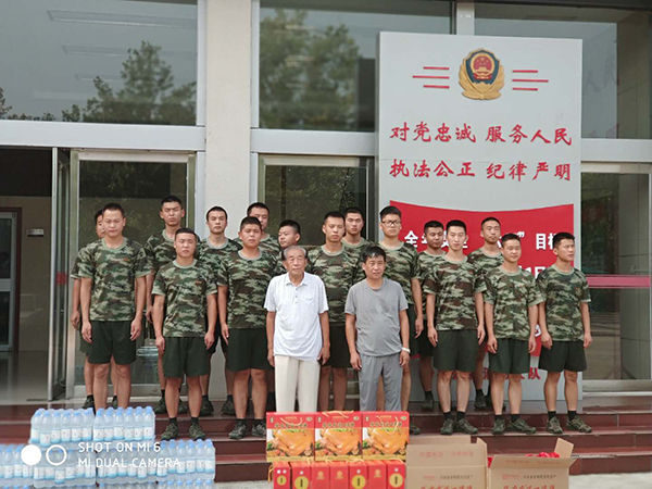 公司董事长张存有及总经理张学民一行到滑县消防队进行节日慰问
